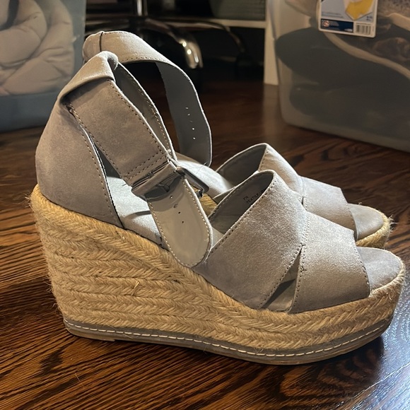 Universal Thread Grey Wedges - Picture 2 of 4